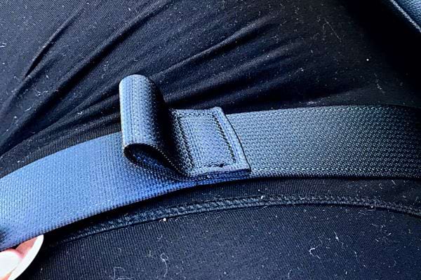 Une ceinture de sécurité de voiture avec une boucle sur quelqu'un
