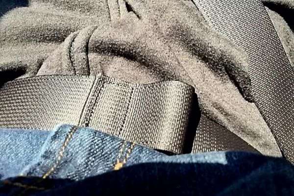 Une ceinture de sécurité de voiture avec une boucle sur quelqu'un
