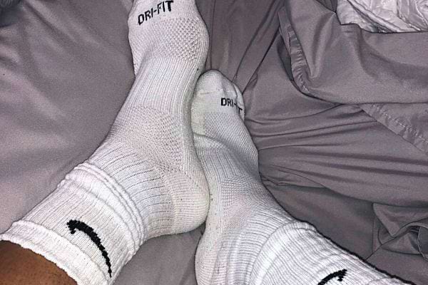 Une personne qui porte une paire de chaussette en coton Nike