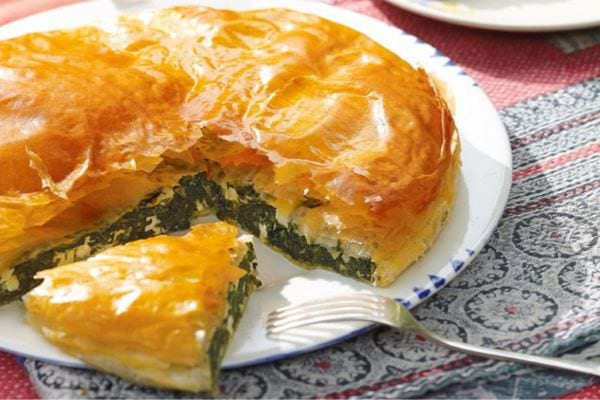 Un Chaussons aux épinards et à la feta façon grecque découpé 