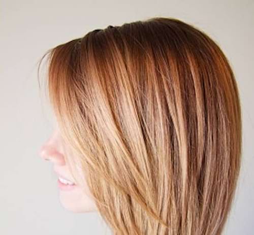 Les cheveux blonds d'une femme 