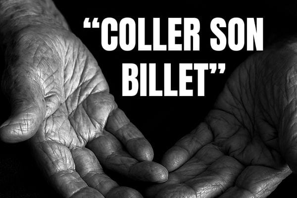 Les mains d'une personne âgée ouverte 