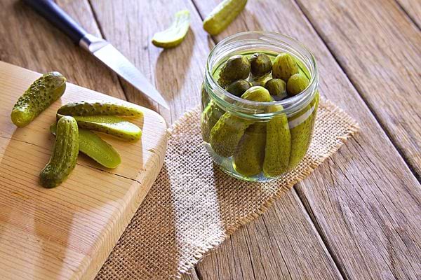 Des cornichons dans un pot en verre 
