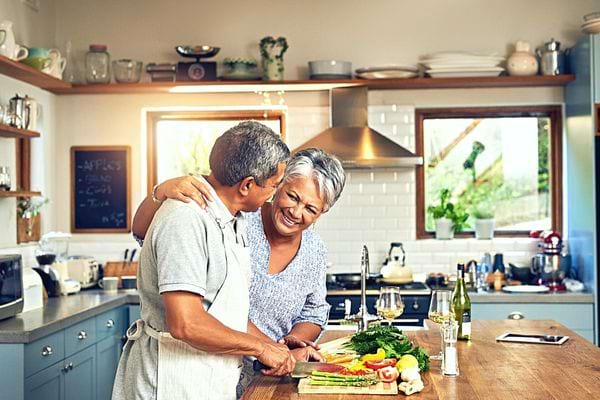 Un couple âgé qui font la cuisine 