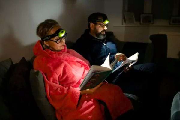 Un couple qui lit dans le noir 