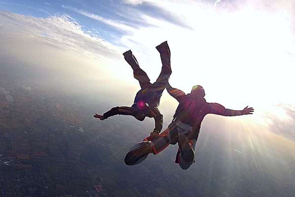 Deux personnes qui sont en l'air dans le ciel 
