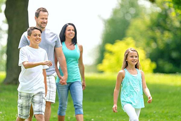 Une famille qui se promène dans la nature 