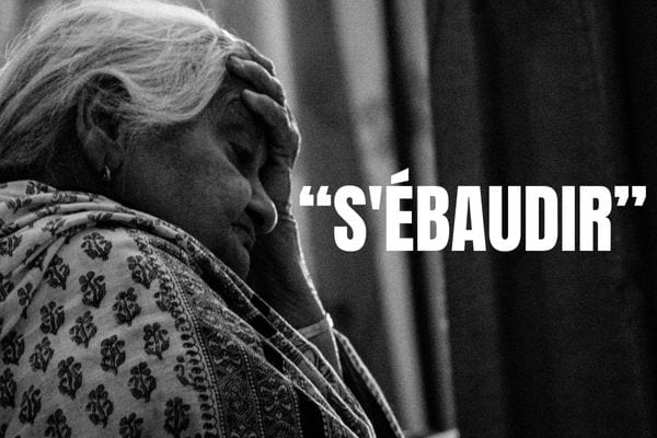 Une femme âgée qui se tient la tête avec un air désespéré