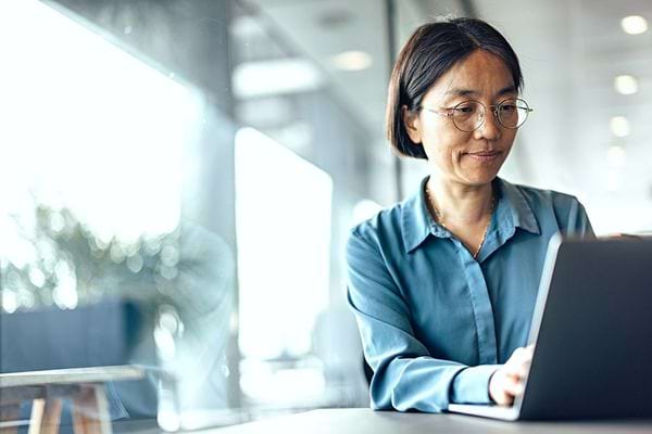 Une femme asiatique devant son pc 