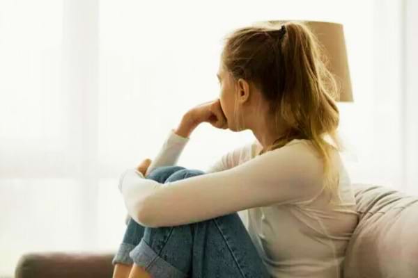 Une femme ayant de la peine à cause d'un homme qui ne veut que coucher