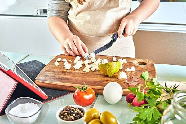 Une personne qui coupe des légumes 