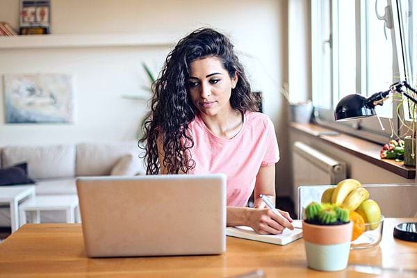 Une femme devant son ordinateur 