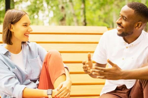 une femme qui évite de parler de sexe à un homme qui ne veut que coucher