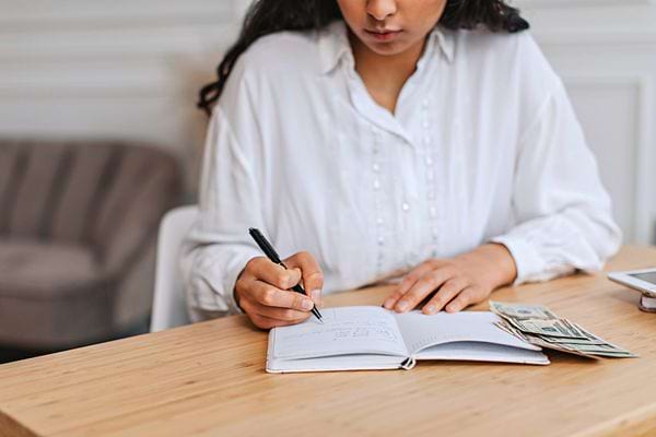 Une femme qui écrit dans un cahier 