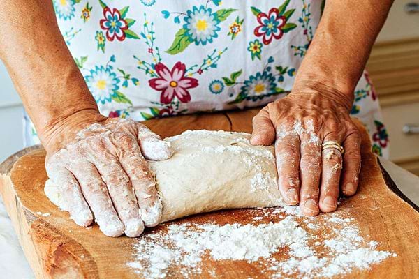 Une personne faisant du pain 