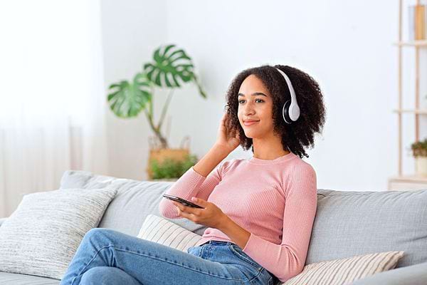 Une femme métisse avec un casque blanc sur la tête 