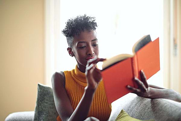 Une femme noire qui lit 