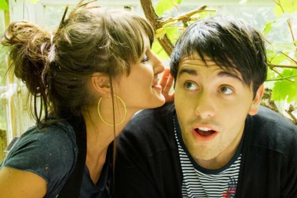 Une femme qui fait des compliments à un homme qui veut juste coucher