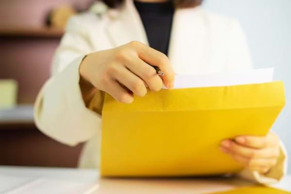 Une femme qui fait une demande de médaille d'honneur par courrier