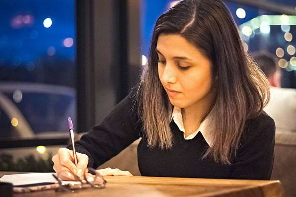 Une femme qui écrit dans un livre 