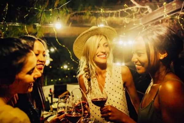 Une femme qui s'amuse malgré qu'elle soit amoureuse d'un homme qui ne veut que coucher