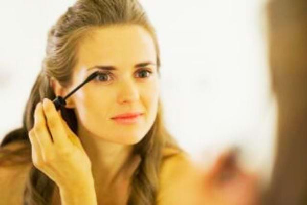 Une femme qui se maquille pour plaire à son homme