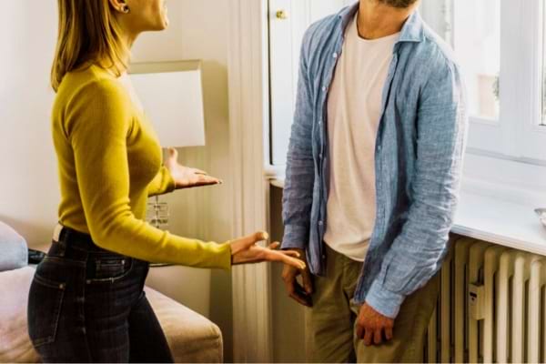 Une femme qui s'énerve face à un homme qui ne veut que coucher