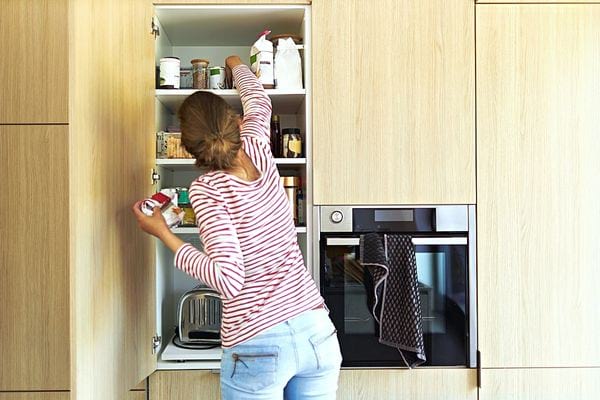 Une femme qui range son placard 