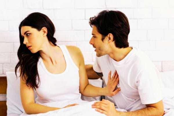 Une femme qui repousse un homme qui ne veut que coucher avec elle