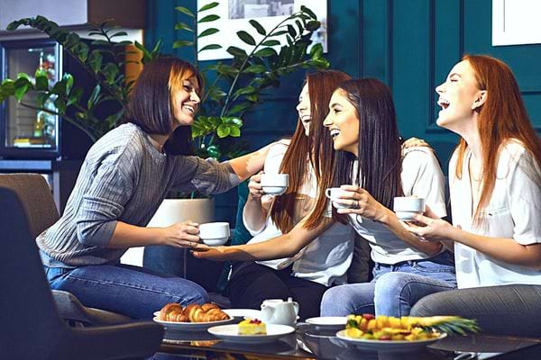 Des femmes qui font une tea party 