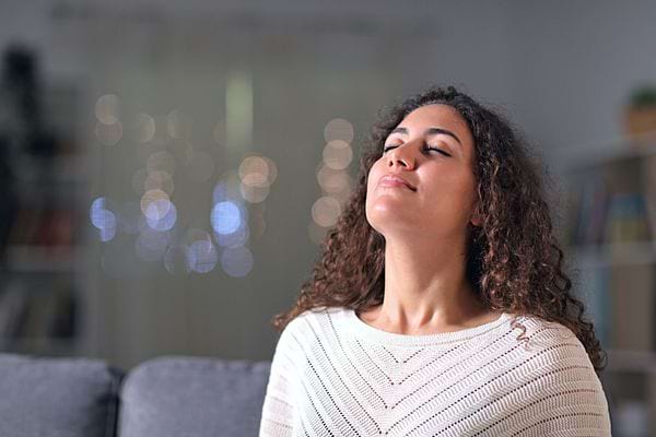Une femme qui respire profondément 
