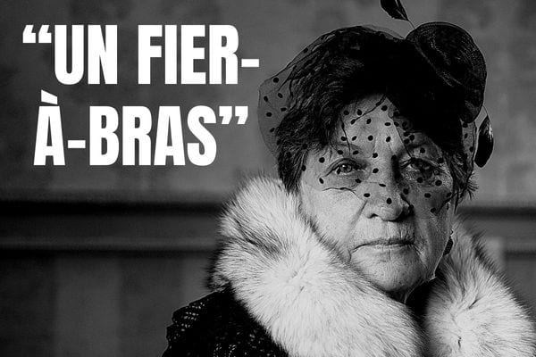 Une femme âgée avec quelque chose sur son visage et une fourrure blanche 