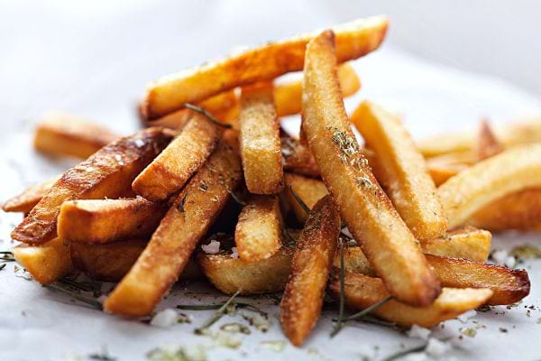 Plusieurs frites avec des herbes aromatiques