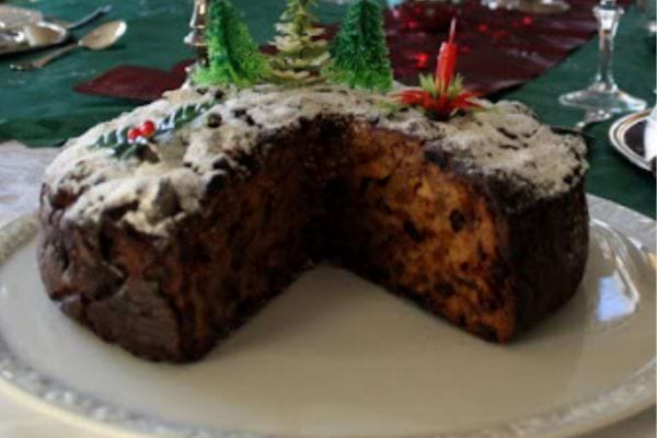 Un gâteau de Noël américain avec une partie découpée 