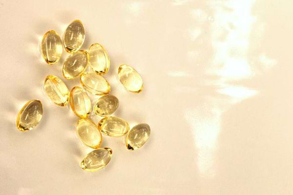 Plusieurs gélules jaunes