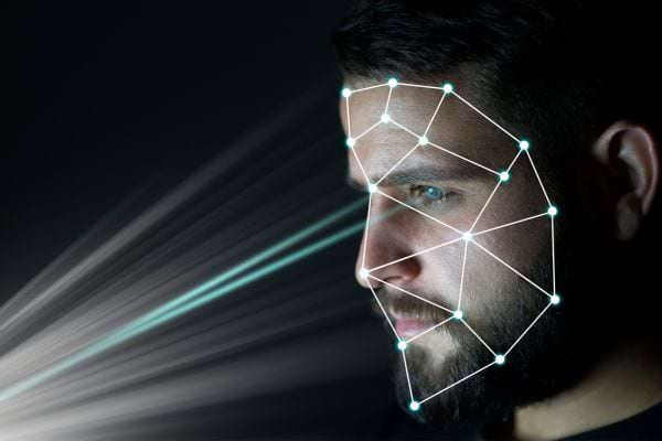 Un homme avec des lumières d'identification sur son visage 