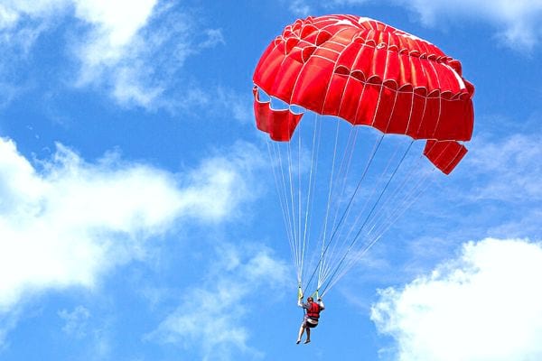 Une personne en parachute rouge 