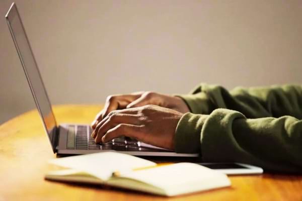 Un homme qui fait sa demande de médaille du travail en ligne