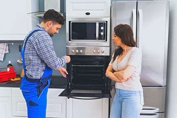 Un homme et une femme dans une cuisine