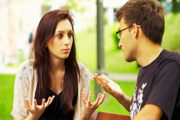 Une femme qui a caché ses petits défauts à un homme qui ne veut que coucher