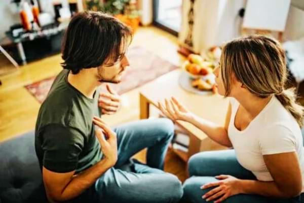 Une femme qui parle de projet futur à un homme qui ne veut juste coucher