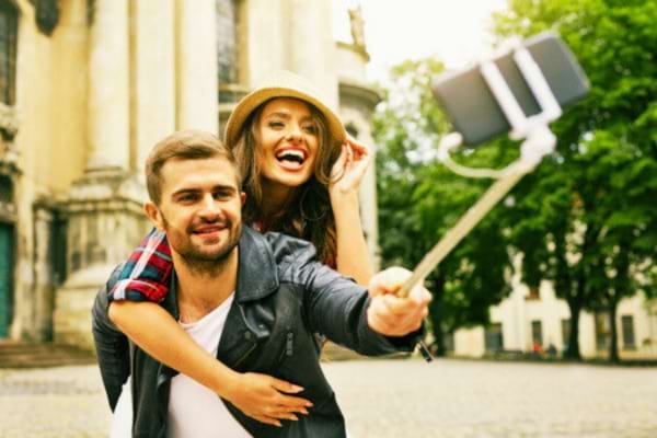 Une femme qui s'amuse avec un homme qui ne veut que coucher