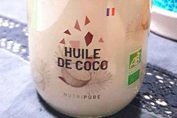 Un pot d'huile de coco bio 