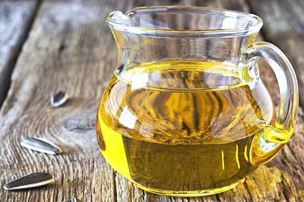 Un broc remplie d'huile végétal