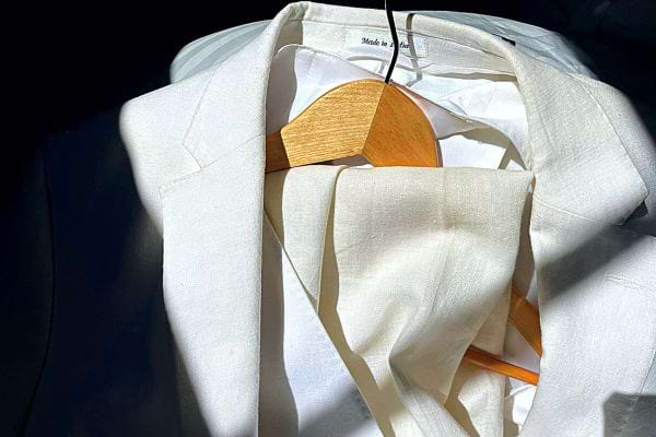 Des linges blancs sur un cintre en bois 