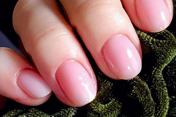 La main d'une personne avec des ongles courts et ronds