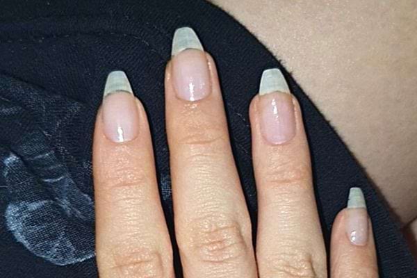 La main d'une personne avec des ongles "ballerine"