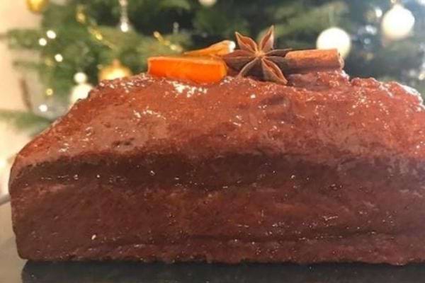 Un Pain d'épices avec de la cannelle dessus 