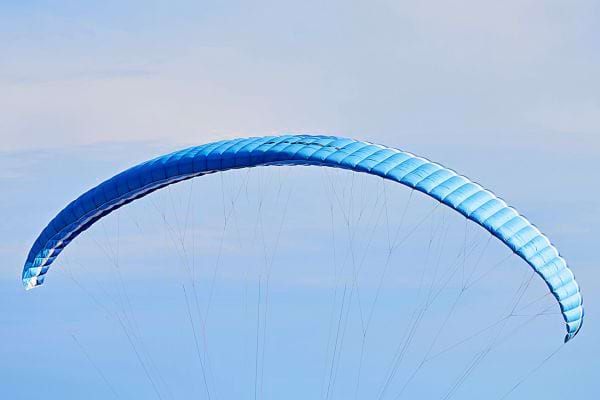 Un parachute fin bleu 