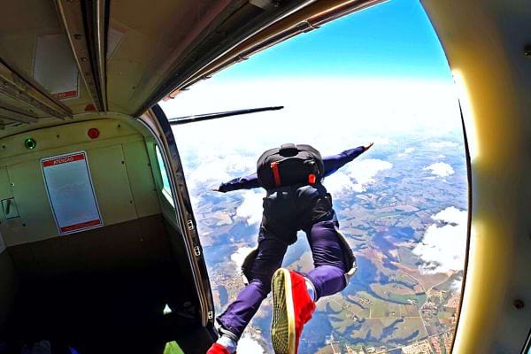 Une personne qui saute d'un avion 